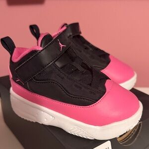 Jordan Nike 6C Girls Max Aura 2. Pink and Black Like New.